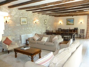 تلفزيون ذكي، مدفأة، كرة قدم الطاولة، تنس طاولة