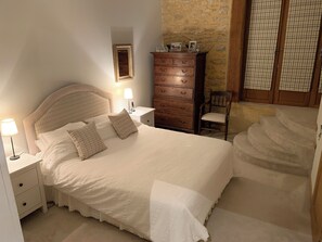 4 quartos, ferros/tábuas de passar roupa, berço de viagem