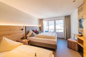 1 habitación, caja de seguridad en la habitación y escritorio 