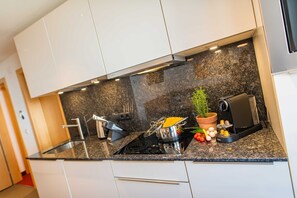 Refrigerador, microondas, horno y lavavajillas 