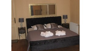 6 bedrooms, travel crib, WiFi, bed sheets