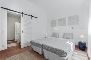 4 chambres, fer et planche à repasser, lit de bébé portatif