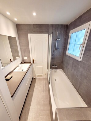 Tina, secadora de cabello, toallas 