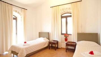 3 makuuhuonetta, silitysrauta/-lauta, ilmainen Wi-Fi, vuodevaatteet