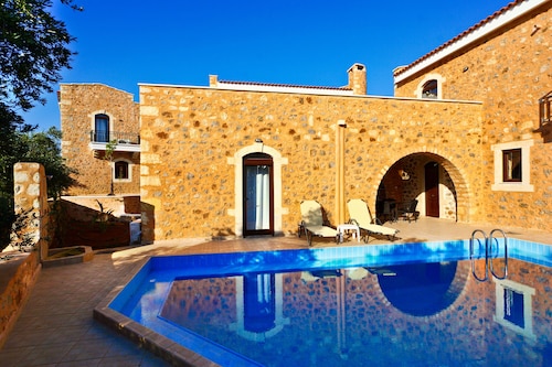 3 bedroom villa with private pool