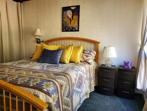 1 室のベッドルーム、デスク、WiFi (無料)、ベッドシーツ