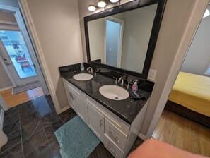 Badewanne, Haartrockner, Handtücher, Seife