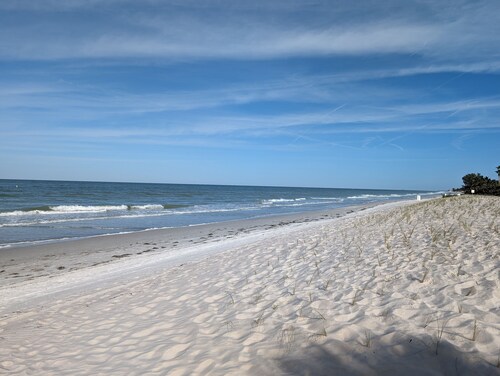 Luxury Spacious 6 bedrooms Private Pool Spa 2 miles to Beach W/Heated huge pool