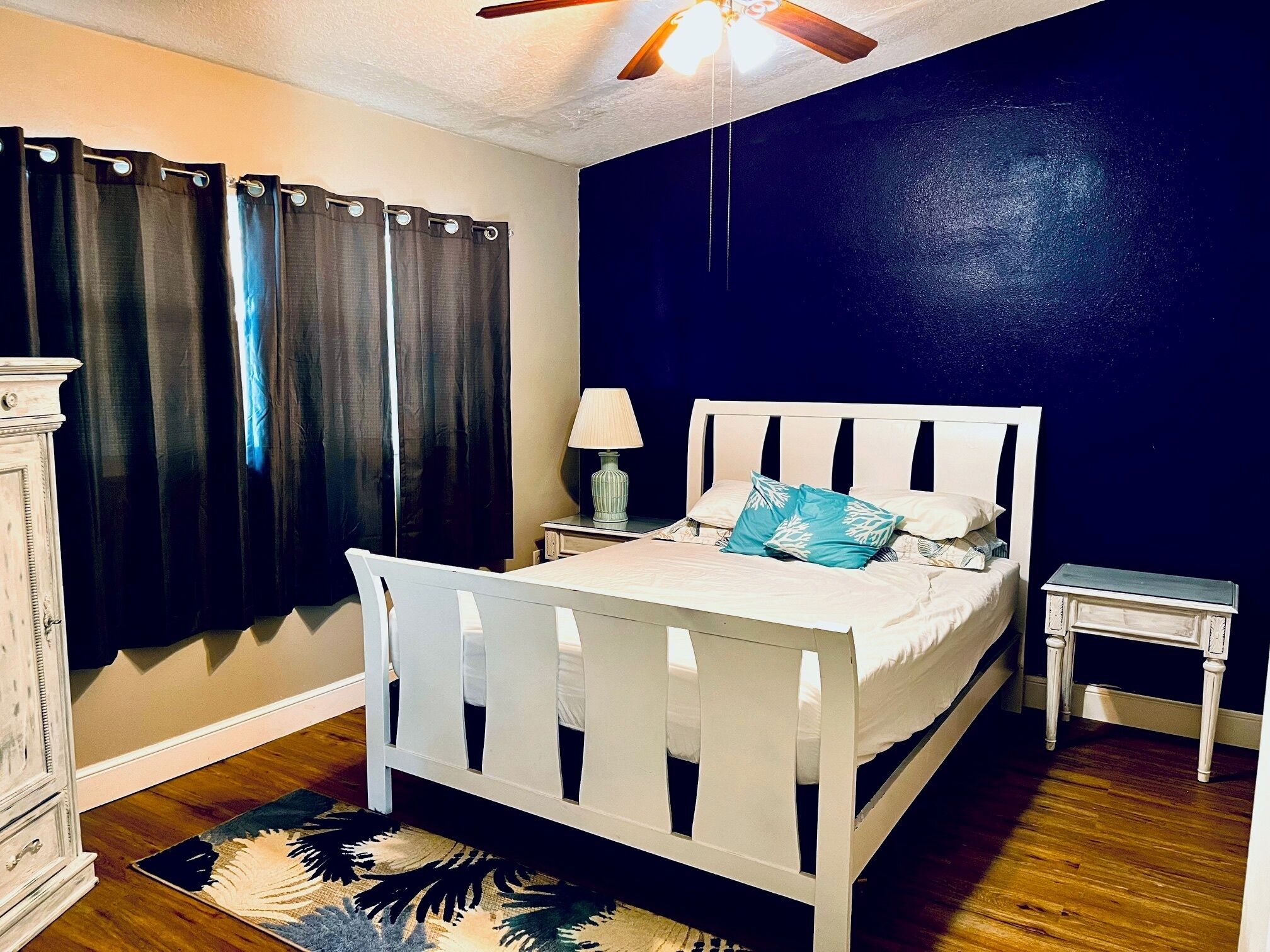 6 habitaciones, escritorio, tabla de planchar con plancha y wifi gratis 