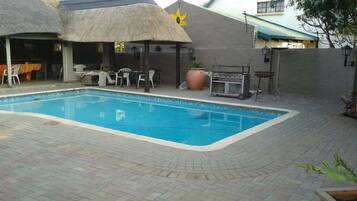 Una piscina al aire libre