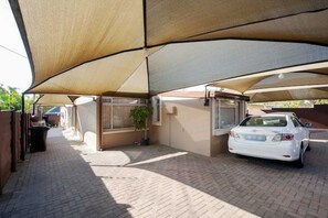 المنطقة المحيطة بالمنشأة