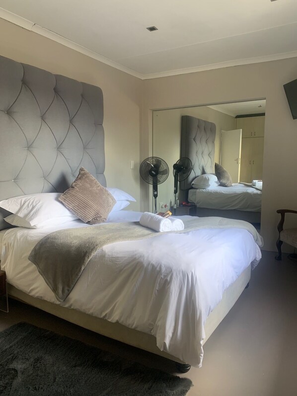 2 bedrooms, iron/ironing board, WiFi, bed sheets - Luxury Apartment on Santorini (East London)