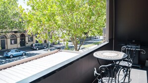 A balcony with a view of a street, a tree, and a grill. - Spacious, modern apartment right in the Bendigo CBD (Bendigo)