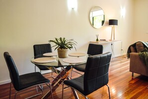 Dining - Spacious, modern apartment right in the Bendigo CBD (Bendigo)