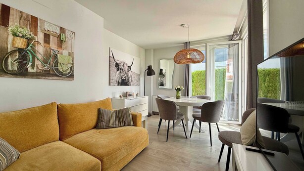 A modern living room with a sofa, dining table, chairs, and artwork on the walls. - T-0721, Havanna, villa in Mimosa II with 3 bedrooms (Els Poblets)