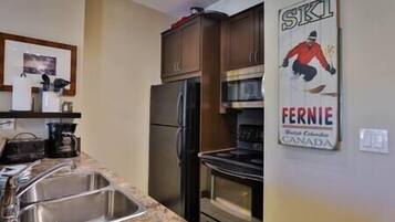 Frigorífico, microondas, horno y placa de cocina