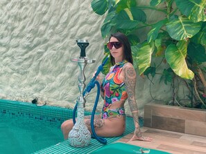 Una piscina techada, sillones reclinables de piscina