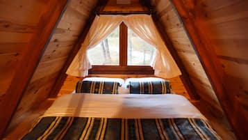 Comfort boomhut, balkon, uitzicht op bergen | Luxe beddengoed, donzen dekbedden, bedden met traagschuimmatras