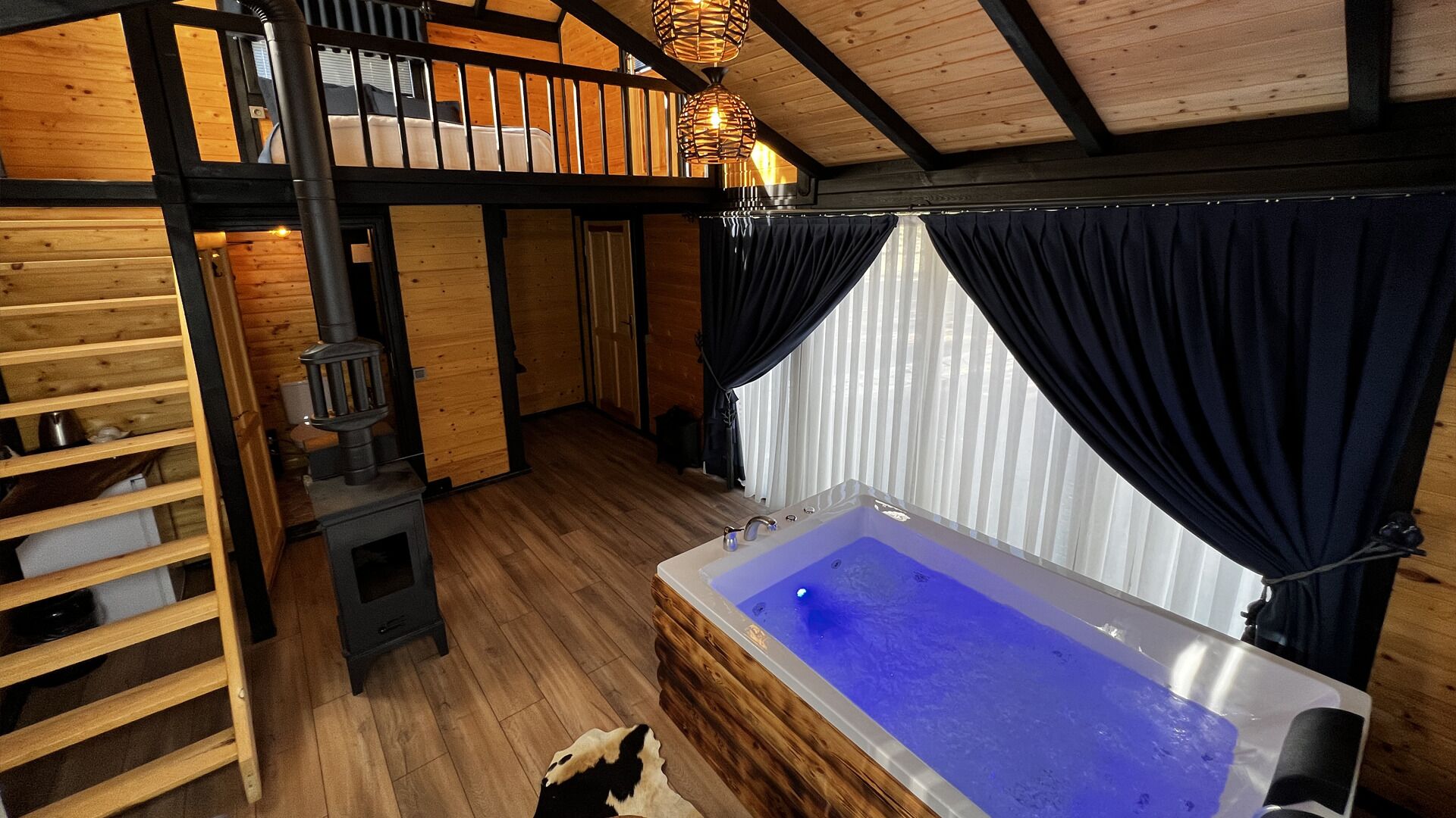 Deluxe-Baumhaus | Badezimmer | Dusche, Regendusche, Haartrockner, Bademäntel