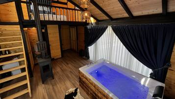 Deluxe-Baumhaus | Badezimmer | Dusche, Regendusche, Haartrockner, Bademäntel