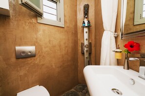 Villa - 2 soveværelser | Badeværelse | Designertoiletartikler, hårtørrer, badekåber, håndklæder