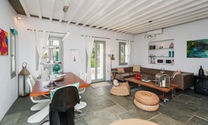 Villa, 2 chambres | Aire de séjour | Téléviseur à écran plat de 55 po avec télévision numérique, téléviseur