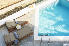 Piscine extérieure en saison
