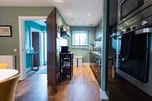 Een koelkast, een magnetron, een oven, een kookplaat