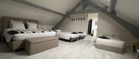 1 bedroom, desk, travel crib, WiFi