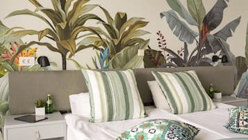 Une chambre à coucher avec un lit, deux tables de chevet, une fresque murale et une petite plante en pot.