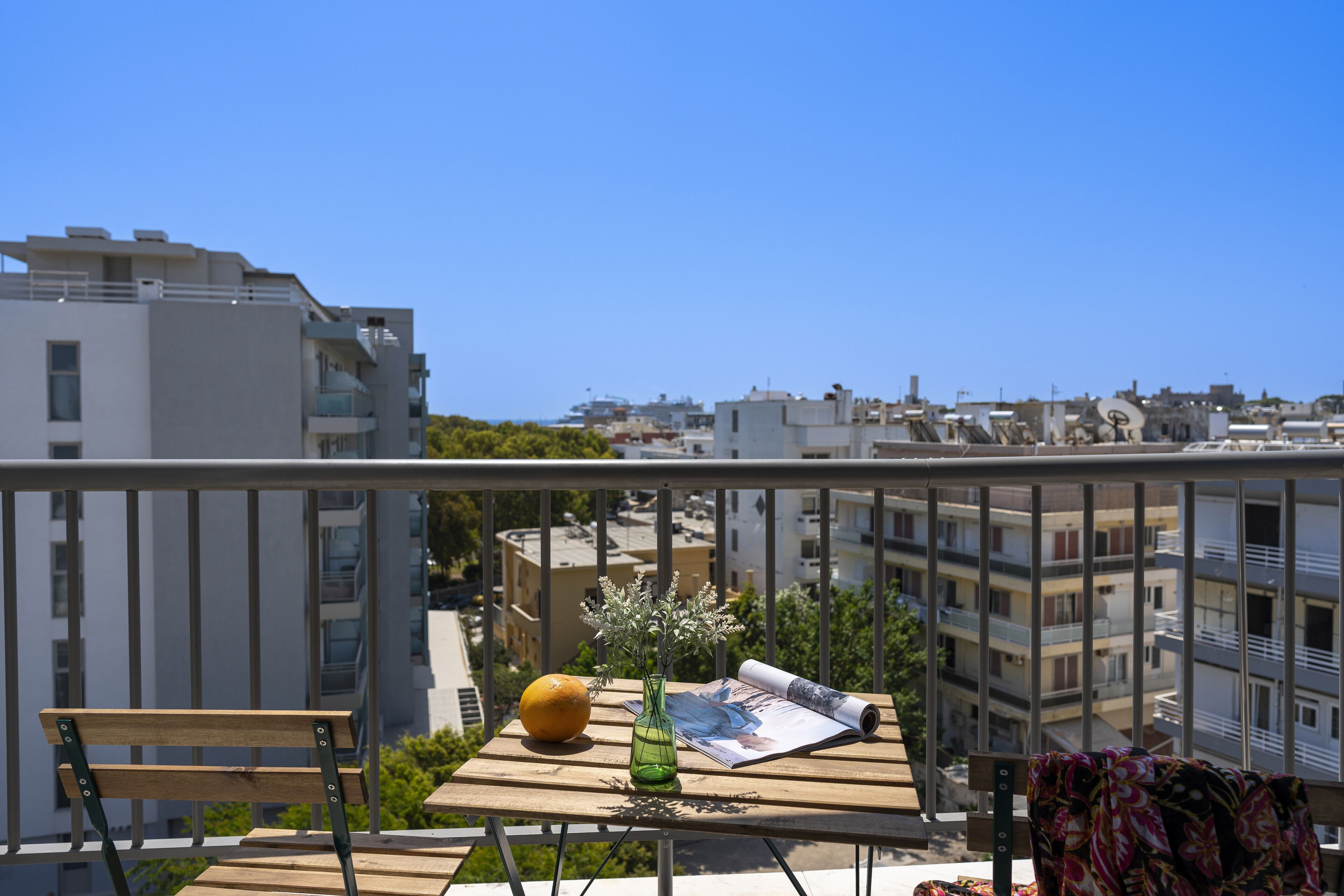 Skrivebord, skrivebord for bærbar PC, wi-fi (inkludert) og sengetøy