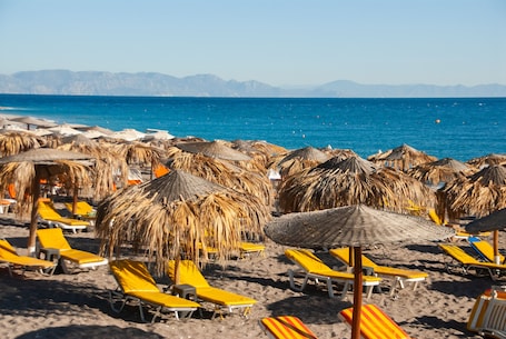 Una playa cerca, 3 bares en la playa