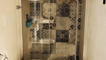 Dusche, Haartrockner, Bidet, Handtücher