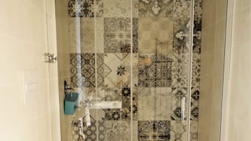 Dusche, Haartrockner, Bidet, Handtücher