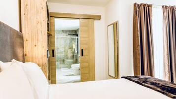 Suite – superior | Allergitestet sengetøy, safe på rommet og skrivebord