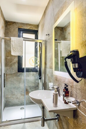 Standard Twin Room | Bathroom | Shower, rainfall showerhead, free toiletries, hair dryer - The Mike Hotel (Cospicua)