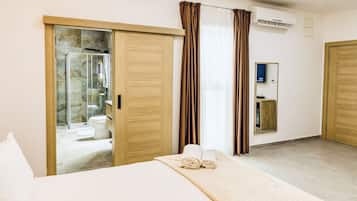 Deluxe Double Room | Bathroom | Shower, rainfall showerhead, free toiletries, hair dryer