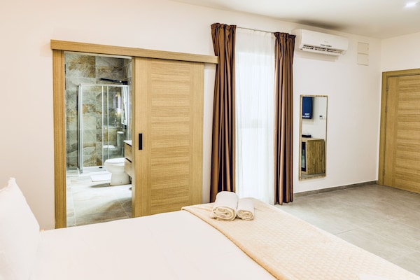 Habitación doble Deluxe | Baño | Regadera, regadera tipo lluvia, amenidades de baño gratuitas
