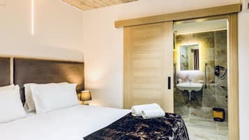 Standard Double Room | Hypo-allergenic bedding, in-room safe, desk, laptop workspace