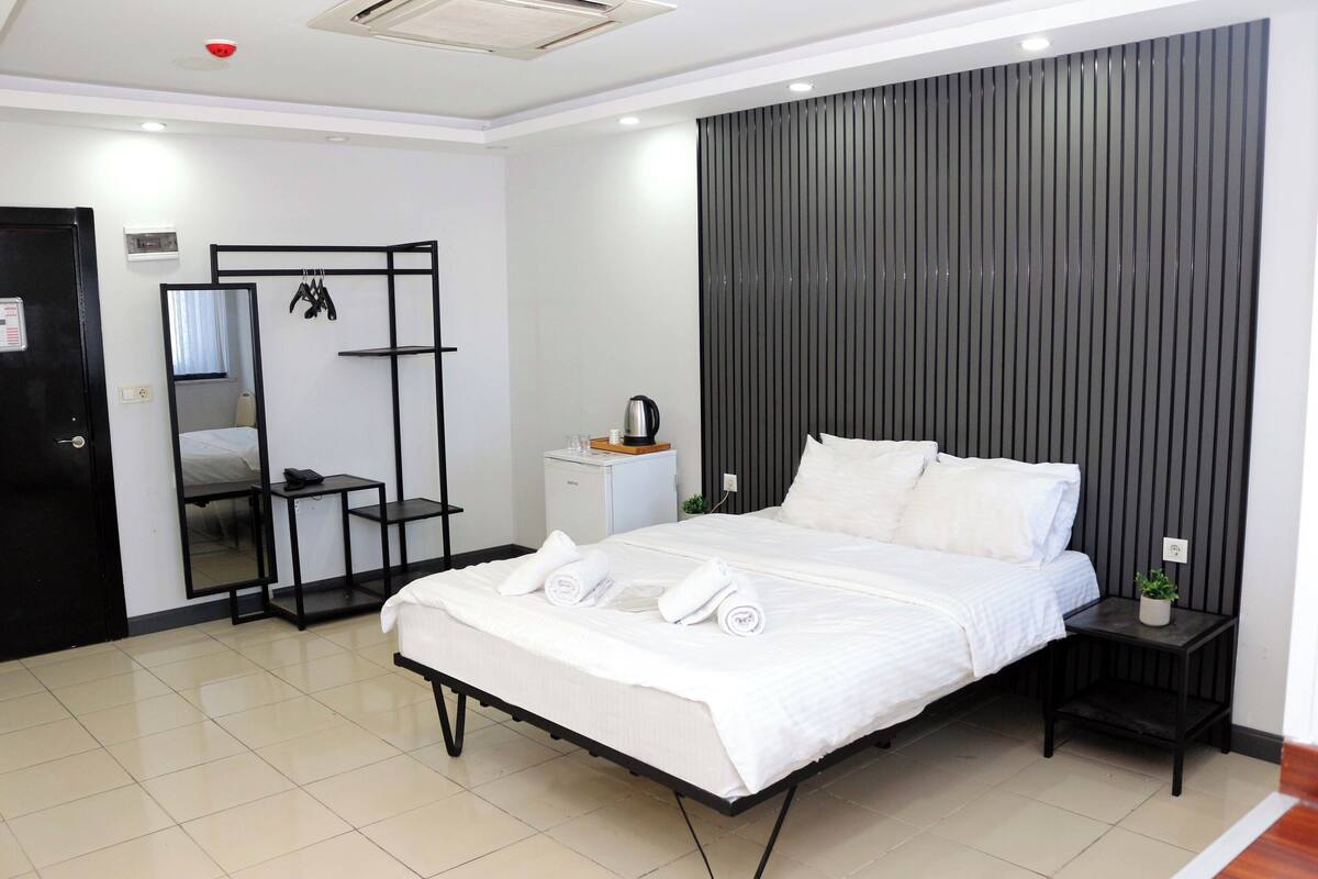 Minibar, desk, laptop workspace, WiFi (free)