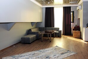 Suite Luxury | Area soggiorno | TV LCD 32 pollici con canali via cavo, TV