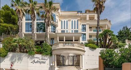 Grand studio terrasse de standing, pleine vue village et proche mer