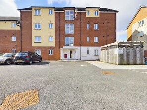 Exterior - Chic City Centre Apartment With Private Parking (Swansea)