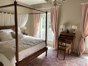 5 bedrooms, travel crib, free WiFi, bed sheets