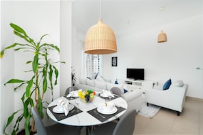 Apartamento grand | Opções para refeição no quarto