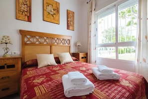 3 quartos, ferros/tábuas de passar roupa, berço de viagem
