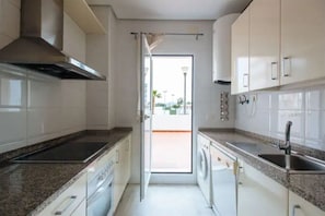 Geladeira, micro-ondas, fogão, cooktop