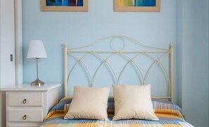 3 habitaciones, tabla de planchar con plancha y cuna de viaje 