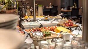 A buffet with various food items and condiments. - Akzent Hotel Köhler (Giessen)