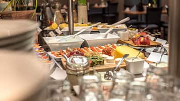 Buffetaamiainen arkipäivisin (12 EUR per henkilö)